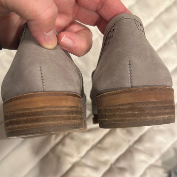 Vince Comuto Light Gray Perforated Loafers- sz 8 - Picture 6 of 7